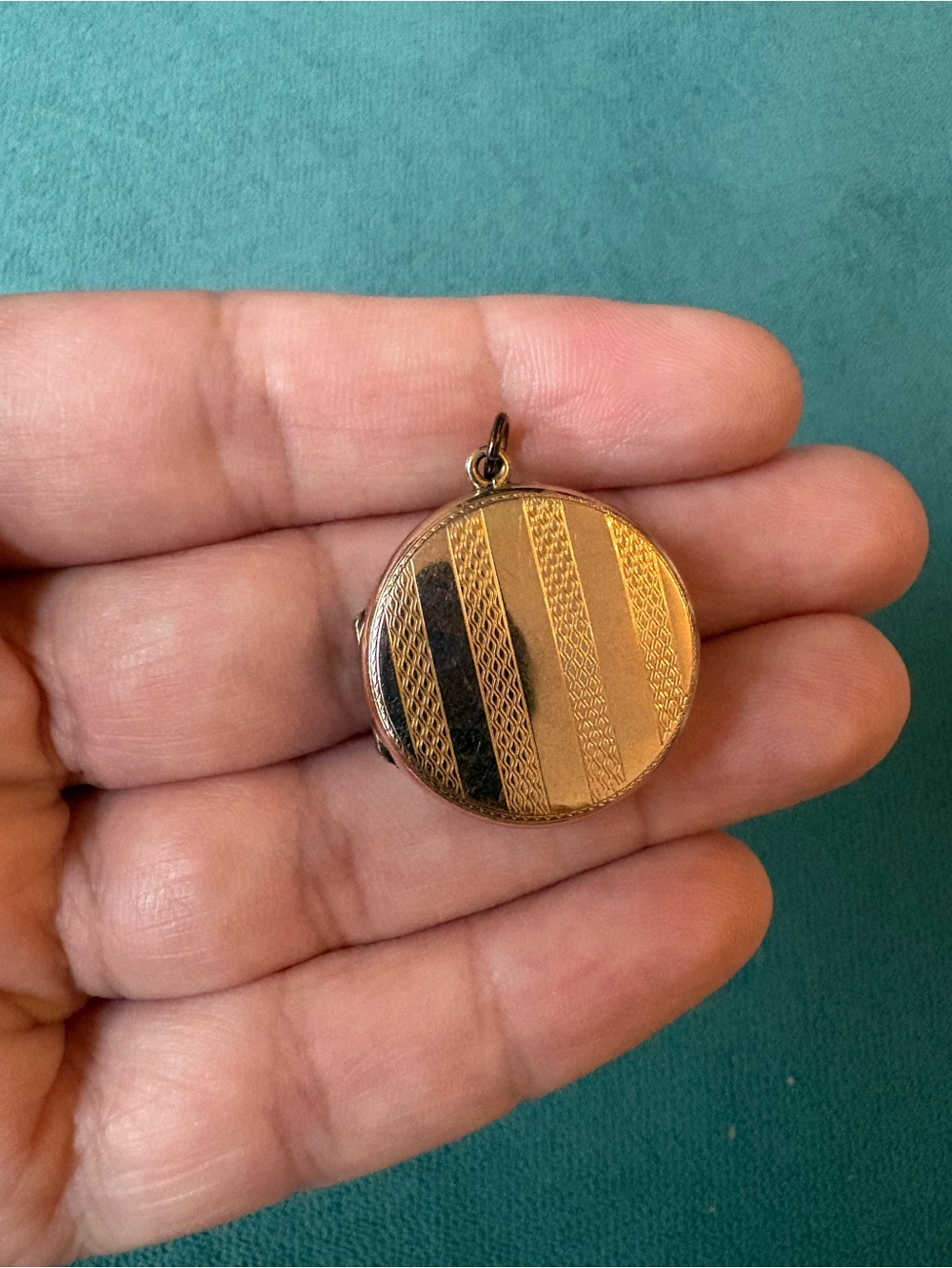 9k Solid Gold Back and Front Vintage Locket - Picture 5 of 6